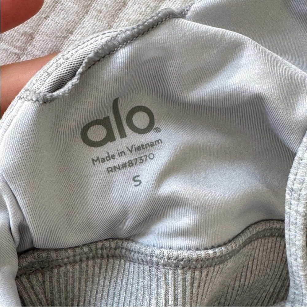 ALO Yoga Light Gray Activewear Set - Picture 4 of 6
